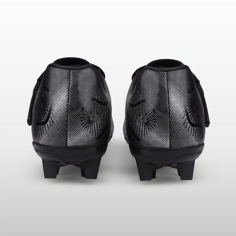 Nivia Carbonite 8.0 Kids Stud - Black Nivia Carbonite 8.0 Kids Stud - Black